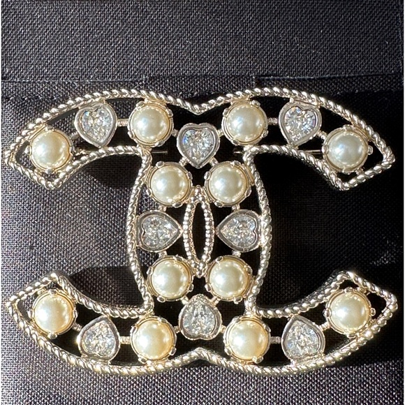2022S CHANEL LARGE RUNWAY GOLD CC LOGO PEARLS CRYSTALS BROOCH PIN NEW - Picture 13 of 16